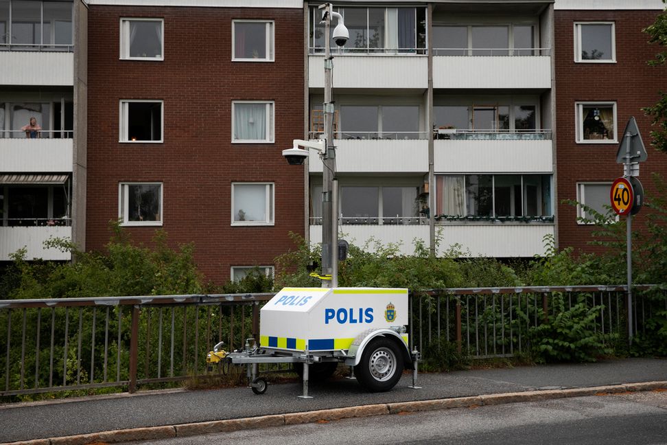 Vagn med kameraövervakning utplacerad i Bagarmossen i Stockholm. Arkivbild Mickan Mörk/TT
