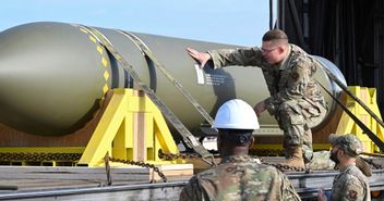 En GBU-57 MOP (Massive Ordnance Penetrator) på den amerikanska flygbasen Whiteman i Missouri 2023. Foto: USA:s flygvapen via AP/TT
