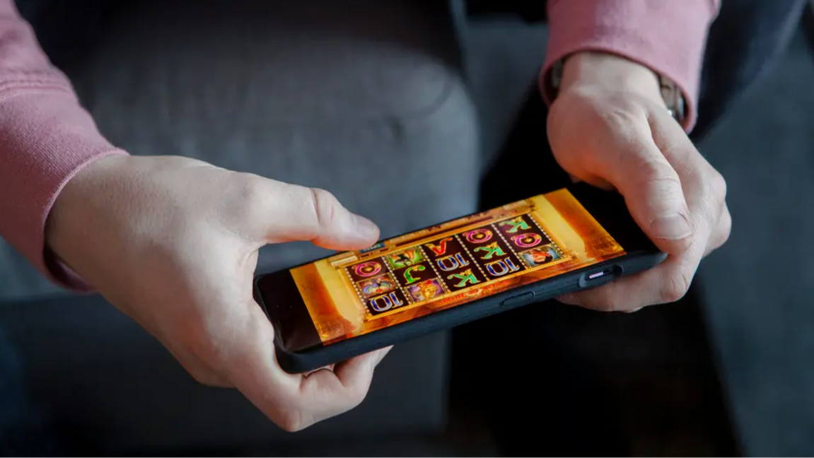 Genrebild på casinospel i mobilen. Hacksaw utvecklar spel för onlinecasinon. Nu säljer Tredje AP-fonden av sitt innehav i bolaget med 18 miljoner kronor i förlust. Foto: Mats Andersson/TT