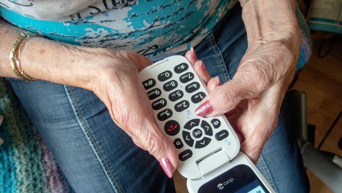 Genrebild. Äldre kvinna med telefon. Foto: Gorm Kallestad/NTB scanpix/TT.