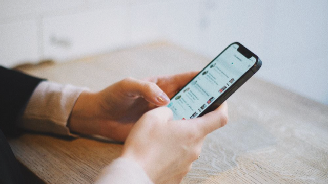 Vänsterns politiska satir sprids i stor skala på sociala medier, skriver Birger Salt. Foto: Pexels