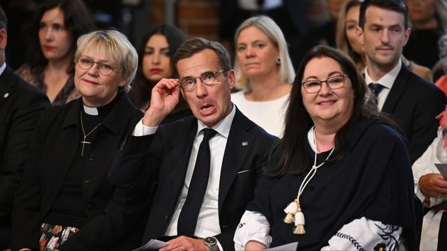 Statsminister Ulf Kristersson har gjort det kloka valet att gifta sig med en präst (Birgitta Ed, till vänster) och borde därför vara trygg från vampyrer. Om det hjälper mot de två kvinnorna i bakgrunden återstår att se. Foto: Jonas Ekströmer/TT