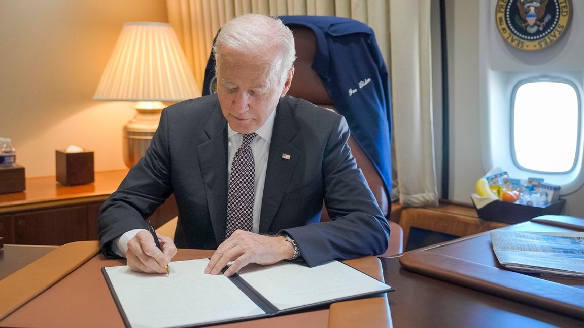 Biden signerar benådningen av de som dömts för innehav av marijuana i federal domstol. Foto: Adam Schultz/TT