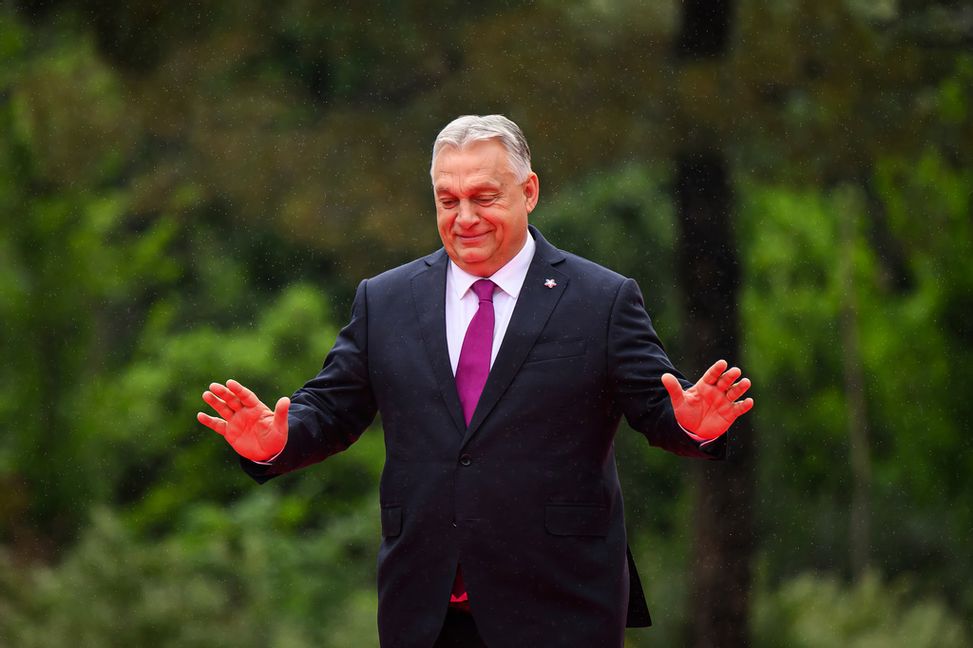 Ungerns premiärminister Viktor Orbán på väg in till ett europeiskt toppmöte i Albanien i mitten av maj. Arkivbild. Leon Neal/AP/TT