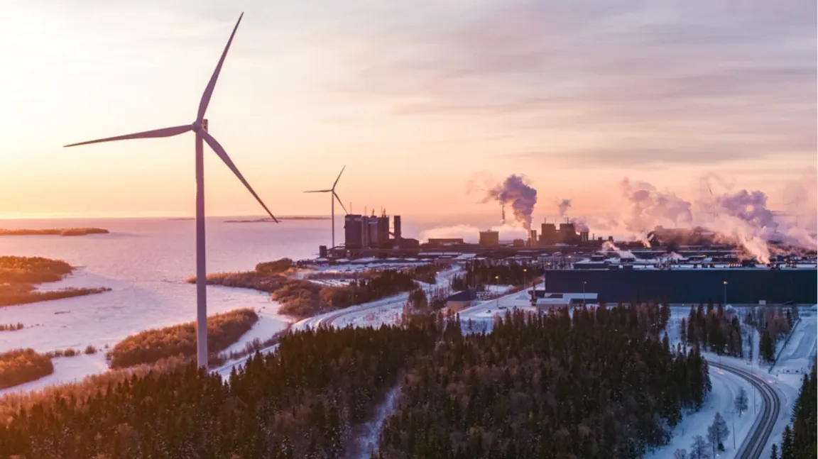 Outokumpus fabriker i Torneå är världens mest integrerade produktionsanläggning för rostfritt stål. På samma fabriksområde finns en ferrokromfabrik och alla avdelningar inom stålproduktionen: ett stålsmältverk, ett varmvalsverk och ett kallvalsverk. Foto: Outokumpu 