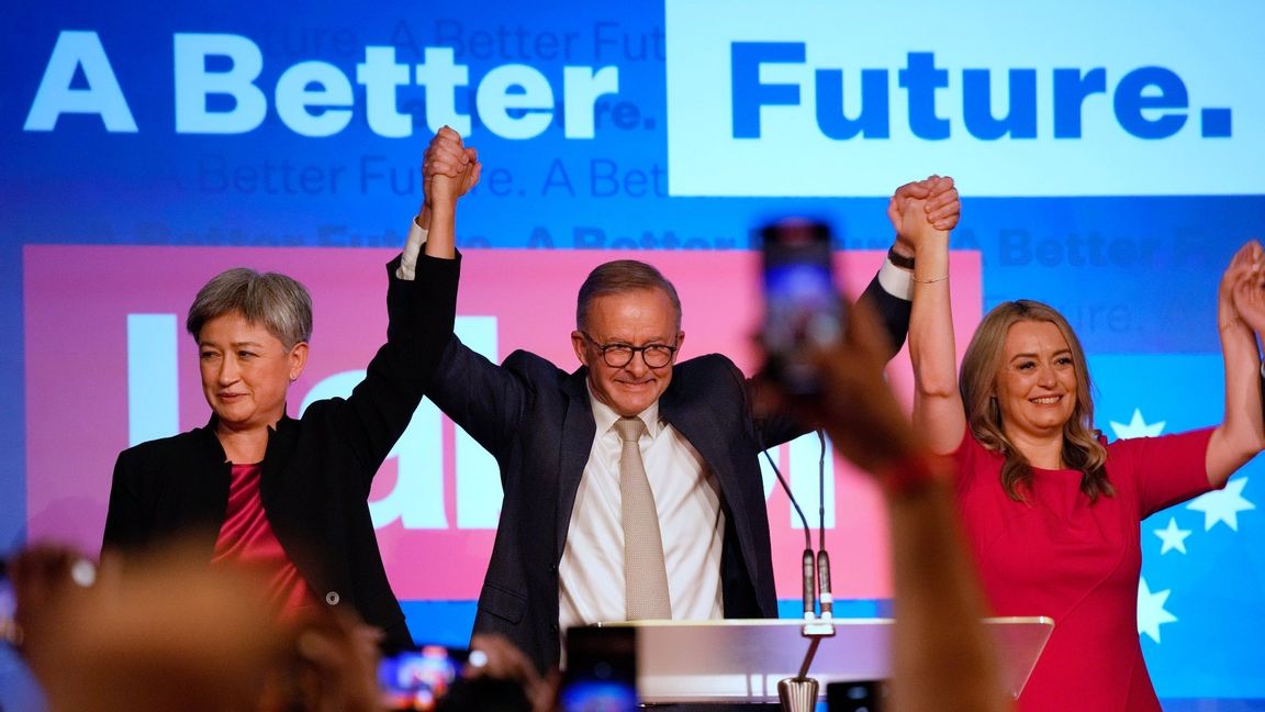 Labour partiets ledare Anthony Albanese med sin partner Jodie Haydon till höger och Labour senatorn Penny Wong. Foto: Rick Rycroft/AP/TT 