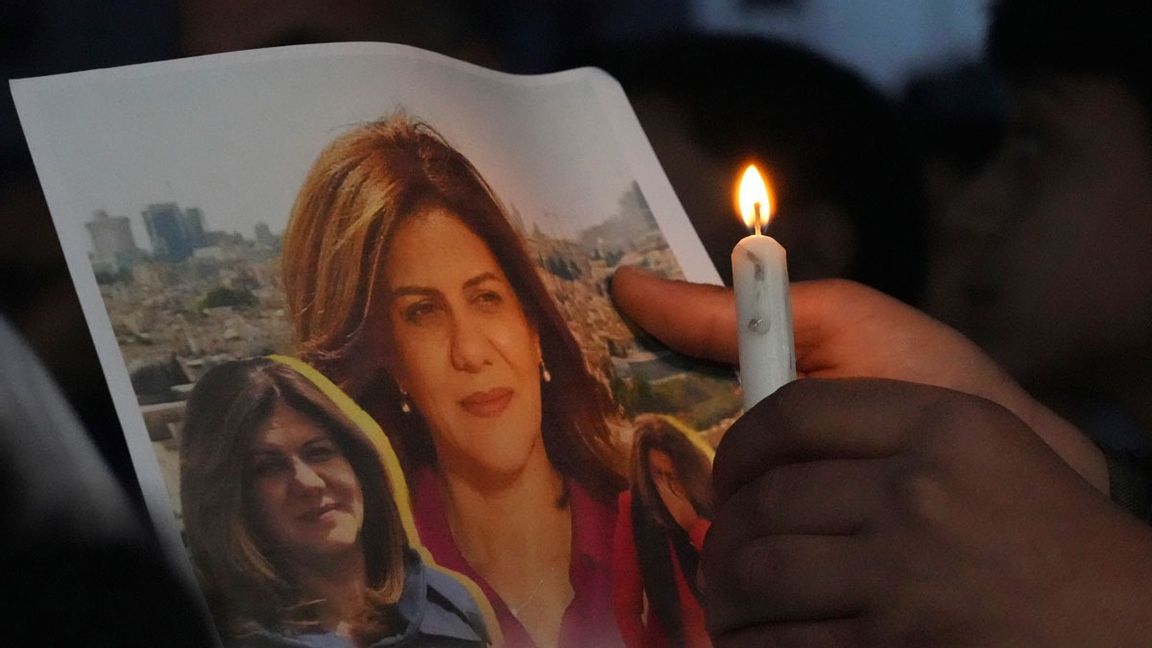Journalisten och amerikan-palestiniern Shireen Abu Akleh sköts under morgonen ihjäl utanför ett flyktingboende. Foto: Adel Hana/AP/TT