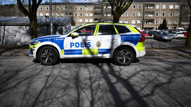 En explosion har inträffat vid en port till ett flerfamiljshus i Hisings Backa under natten. Foto: Björn Larsson Rosvall/TT