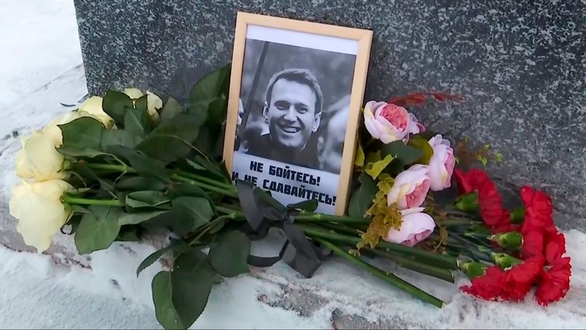 Aleksej Navalnyjs bild vid en minnesplats för regimkritikern som hans mamma ordnat i staden Salechard. Foto: AP/TT