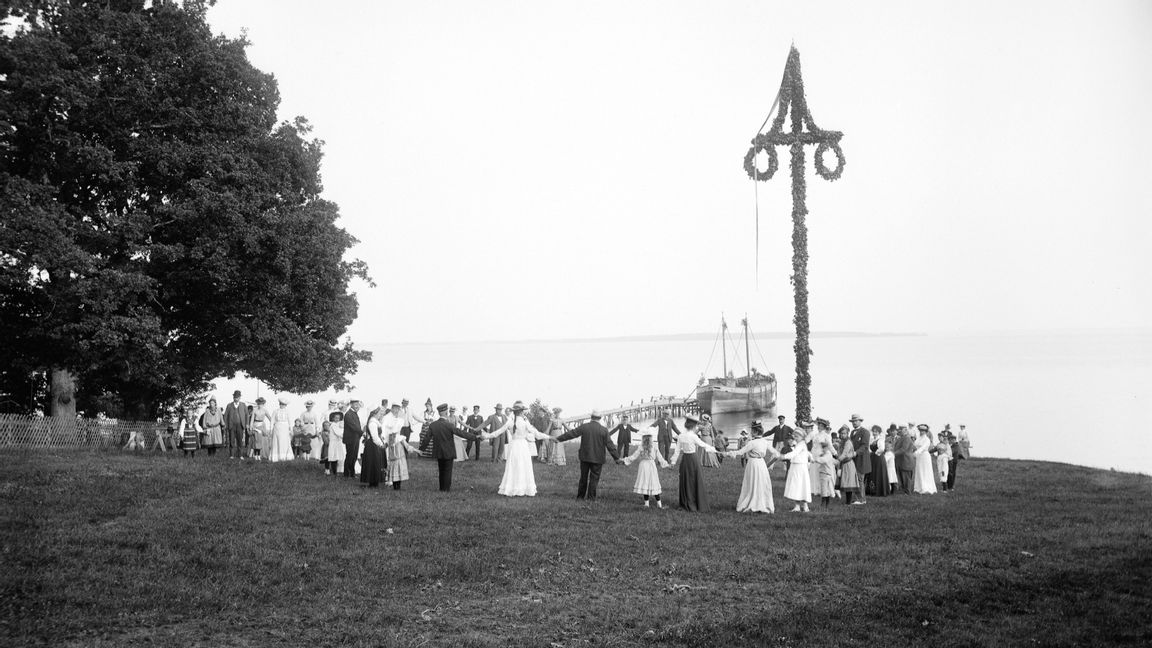 Midsommardans i Korsvik vid sjön Roxen i Östergötland 1903. Foto: Didrik von Essen, Östergötlands museum