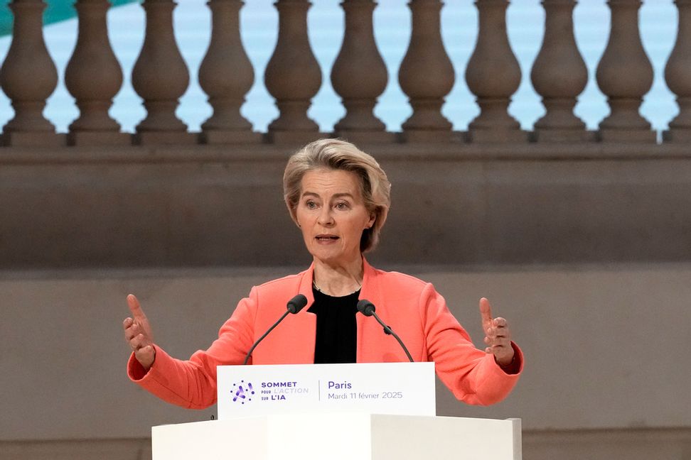 EU-kommissionens ordförande Ursula von der Leyen talar vid tisdagens stora AI-möte i Paris. Foto: Michel Euler/AP/TT