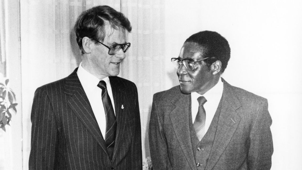 Ingvar Carlsson och diktatorn Robert Mugabe i Rosenbad strax efter att Carlsson tillträtt som statsminister. Carlsson besökte senare Mugabe i Zimbabwe. Foto: Rolf Hamilton/TT 