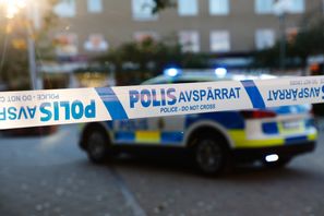 Boende med fönster runt innergården i ett bostadsområde i Malmö uppmanas att hålla sig inom hus. Arkivbild. Mickan Mörk/TT