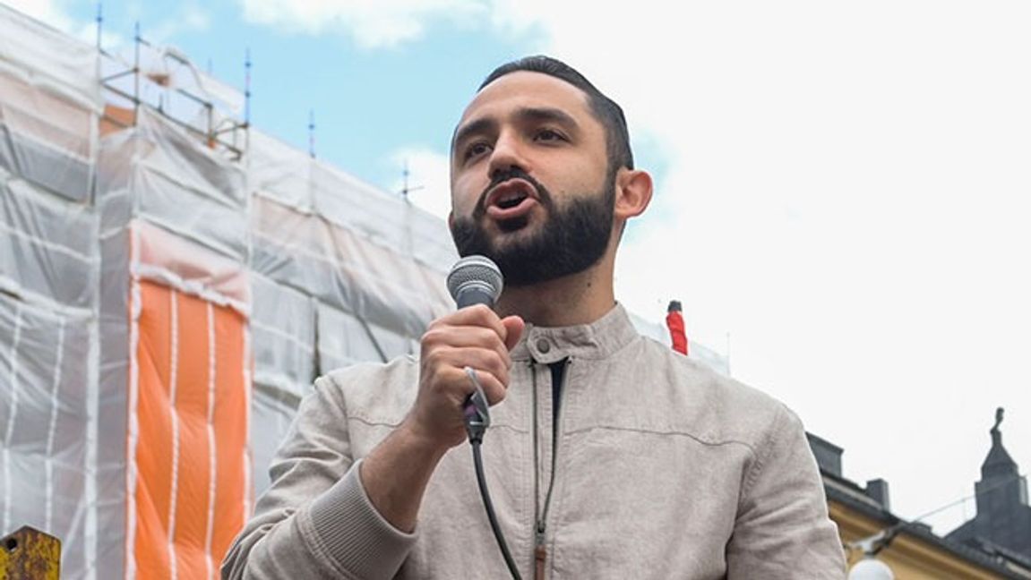 Daniel Riazat (V) talar under en manifestation mot Nato i Stockholm 2023. Foto: Maja Suslin / TT