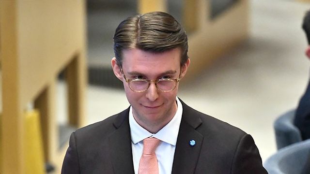 Leonid Yurkovskiy (SD) debatterar könstillhörighetslagen i riksdagen. Bild: Samuel Steén / TT