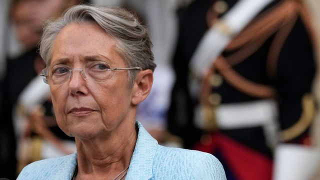 Elisabeth Borne, 61, är Frankrikes andra kvinnliga premiärminister. Foto: Christophe Ena/AP/TT