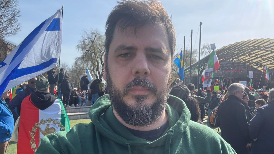 Medieprofilen Chang Frick på Iran-demonstration i Kungsträdgården, Stockholm. Foto: Chang Frick/X