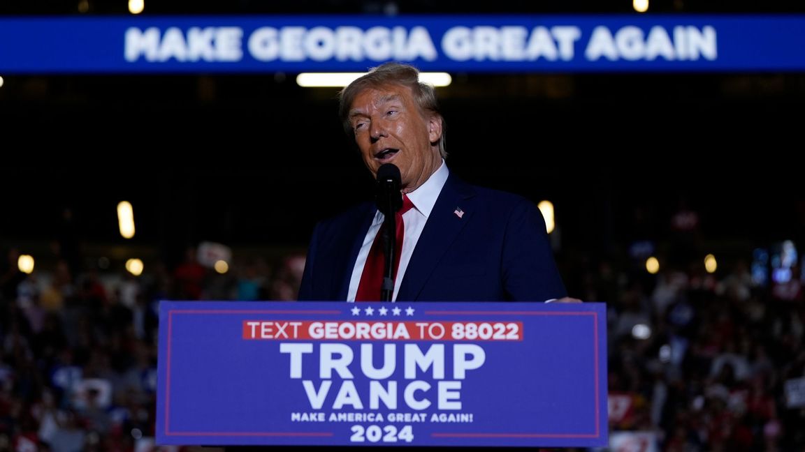 Donald Trump under ett kampanjmöte i Atlanta, Georgia. Foto: Julia Demaree Nikhinson/AP/TT