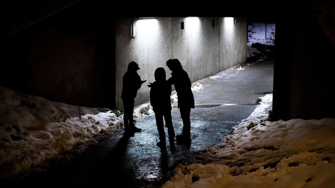 Två barn rånar ett annat barn med kniv för en mobiltelefon. Arkivbild. Foto: Adam Ihse/TT.