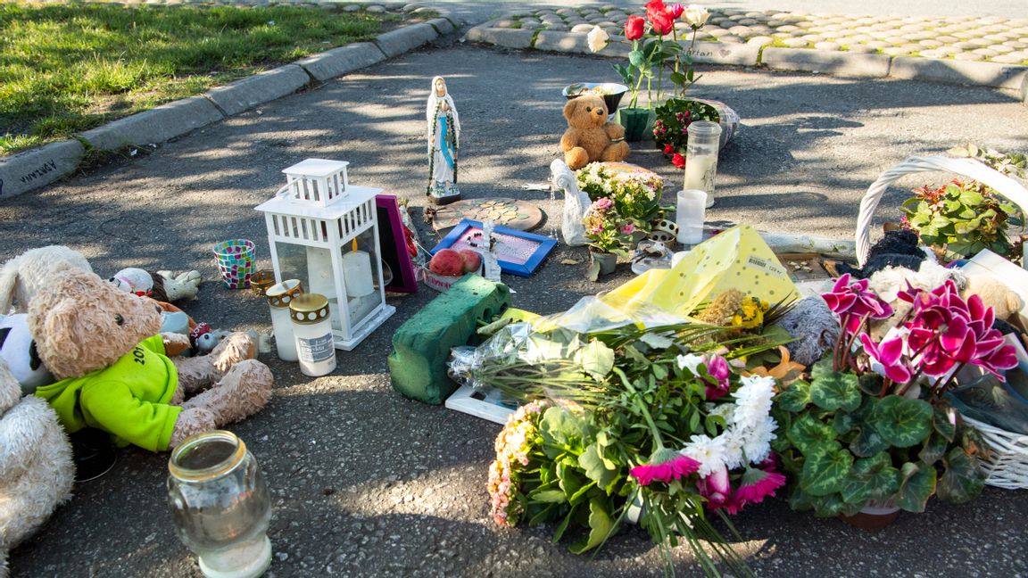 Blommor och nallar vid platsen där den tolvåriga flickan sköts till döds i Botkyrka. Foto: Claudio Bresciani/TT.