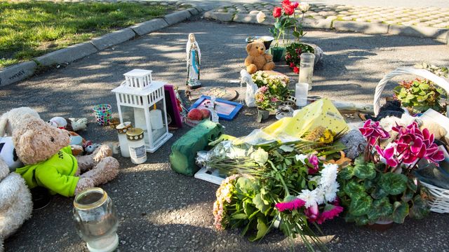Blommor och nallar vid platsen där den tolvåriga flickan sköts till döds i Botkyrka. Foto: Claudio Bresciani/TT.