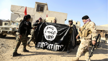 Islamiska statens flagga i Irak. Foto: Hadi Mizban/AP/TT