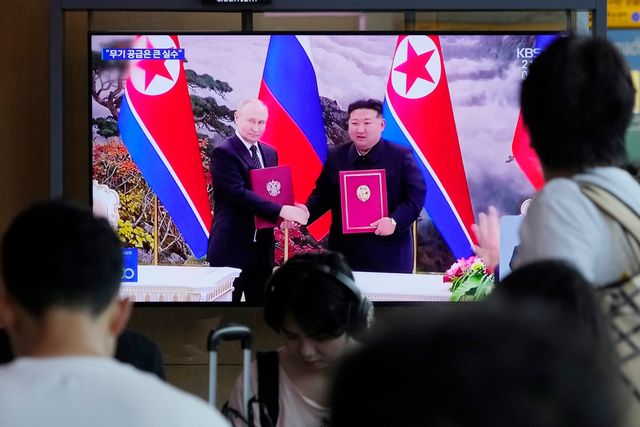 En tv visar bilder från Vladimir Putins och Kim Jong-Uns möte i Pyongyang i juni. Ahn Young-joon/AP/TT