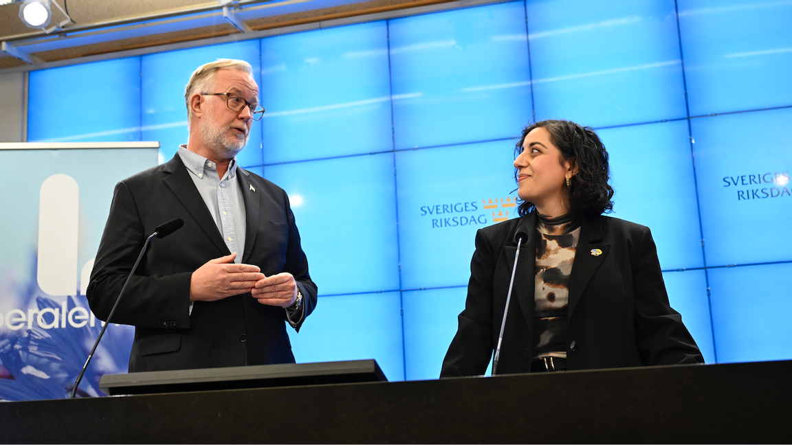 L-ledaren Johan Pehrson presenterar Simona Mohamsson som partiets nya partisekreterare vid en pressträff på fredagen. Foto: Fredrik Sandberg/TT