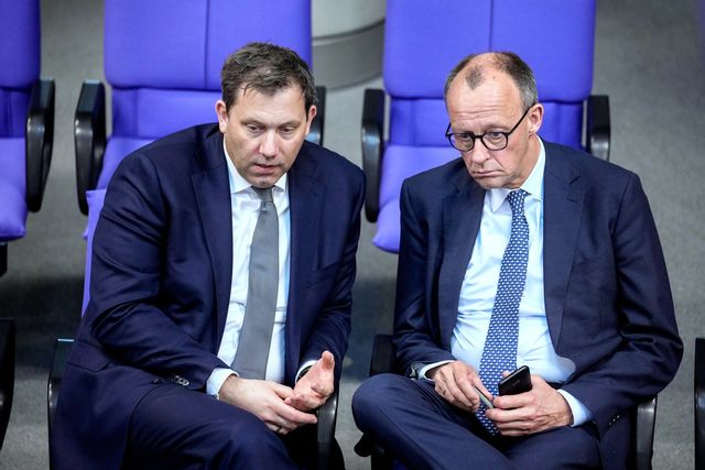 CDU-ledaren Friedrich Merz (till höger) och SPD-ledaren Lars Klingbeil (till vänster) är överens. Arkivbild. Foto: Ebrahim Noroozi/AP/TT