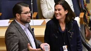 ”Låt oss hitta ett träd och rista in ’Åkesson + Widding = Sant 4-ever!’” Photo credit: Jonas Ekströmer/TT