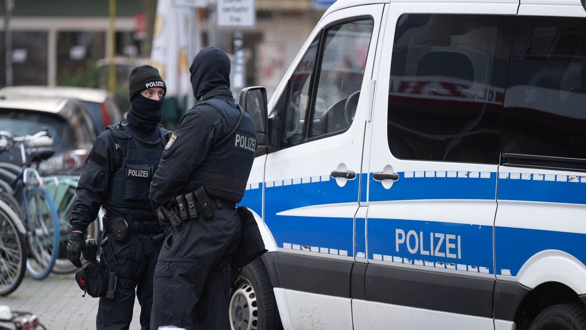 Tyska poliser på plats i Frankfurt för onsdagsmorgonens razzia. Foto: Boris Roessler/AP/TT 