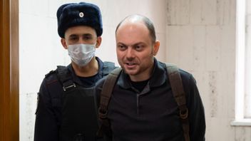 Vladimir Kara-Murza inför rätten i Moskva. Foto: Dmitry Serebryakov/AP/TT