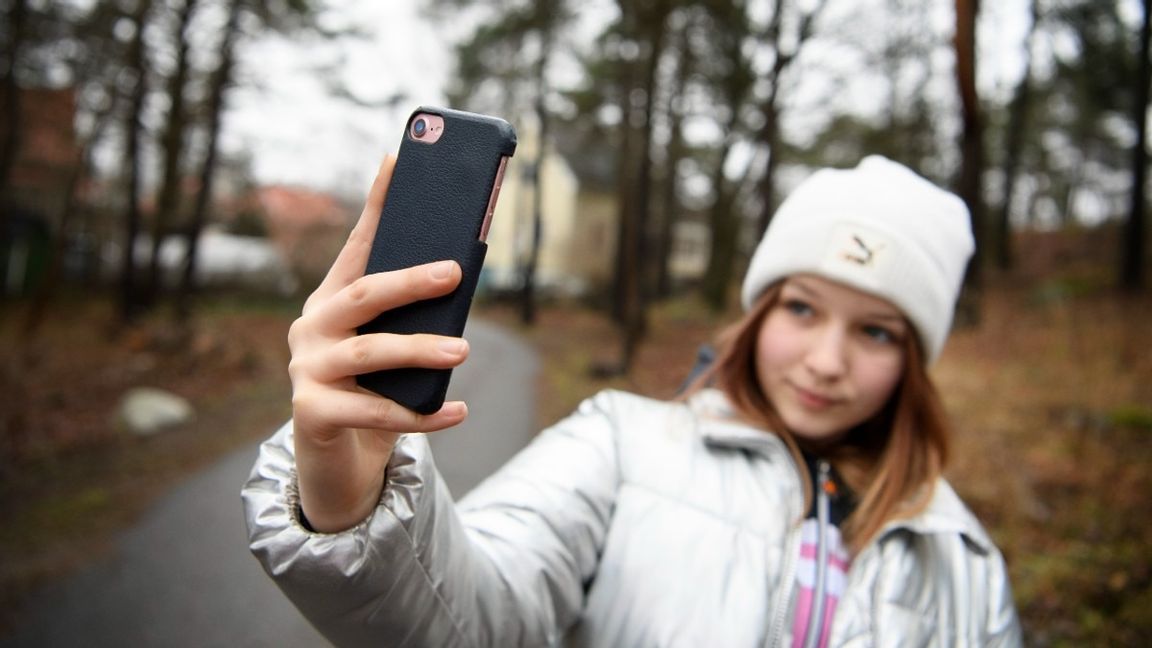 Tjej med mobiltelefon tar en selfie med mobilkameran. Foto: Jessica Gow/TT 