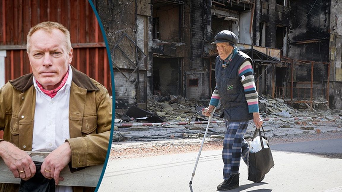 En invånare passerar framför ett utbombat hus i Mariupol. Foto: Gustav Mårtensson / Alexei Alexandrov/AP/TT