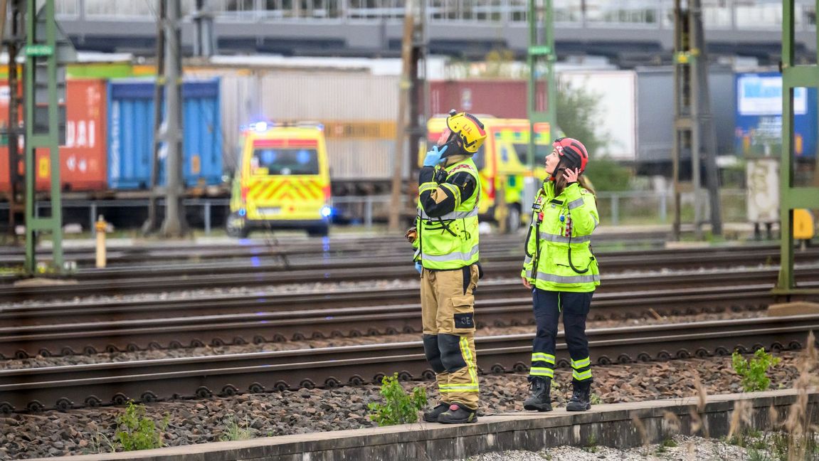 Ambulans och räddningstjänst på plats vid järnvägsspåret i Kirseberg där en allvarlig arbetsplatsolycka inträffade på torsdagen. Foto: Johan Nilsson/TT