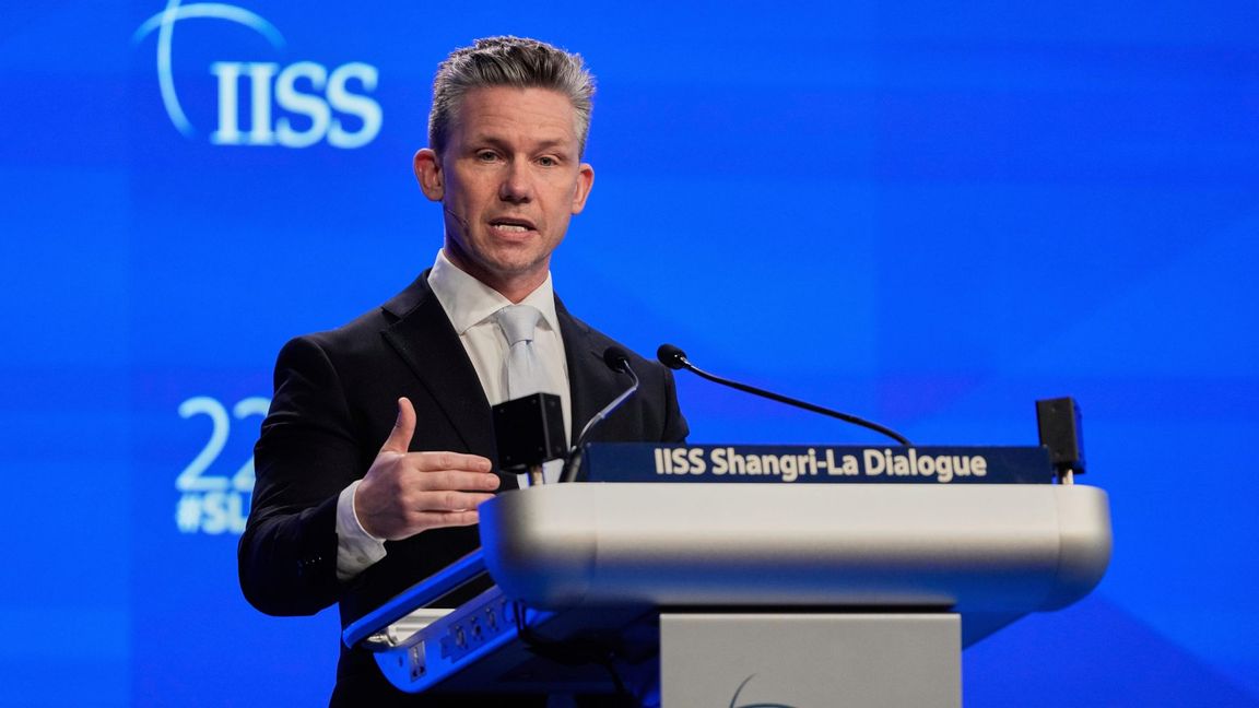 Försvarsminister Pål Jonson på ett toppmöte i Singapore under söndagen. Foto: Anupam Nath/AP/TT