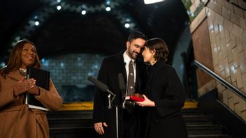 Letitia James svor in Zohran Mamdani tillsammans med hans fru Rama Duwaji. Foto: Amir Hamja/AP/TT