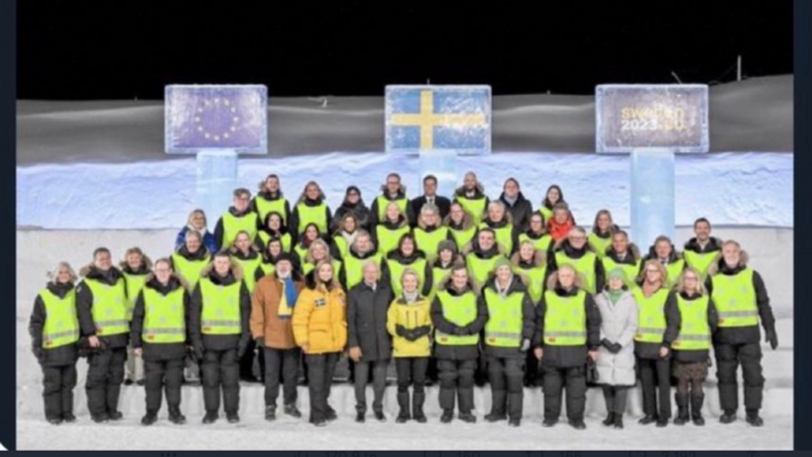 Annika Strandhäll delade en bild på Twitter föreställande regeringen och EU-kommissionen i reflexvästar. Foto: Skärmdump Twitter