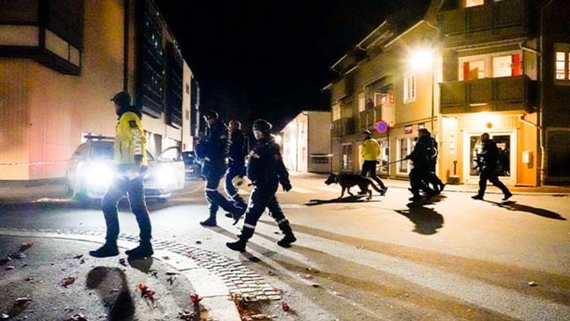 Polis söker igenom Kongsberg under onsdagskvällen. Foto: Håkon Mosvold Larsen/NTB/TT
