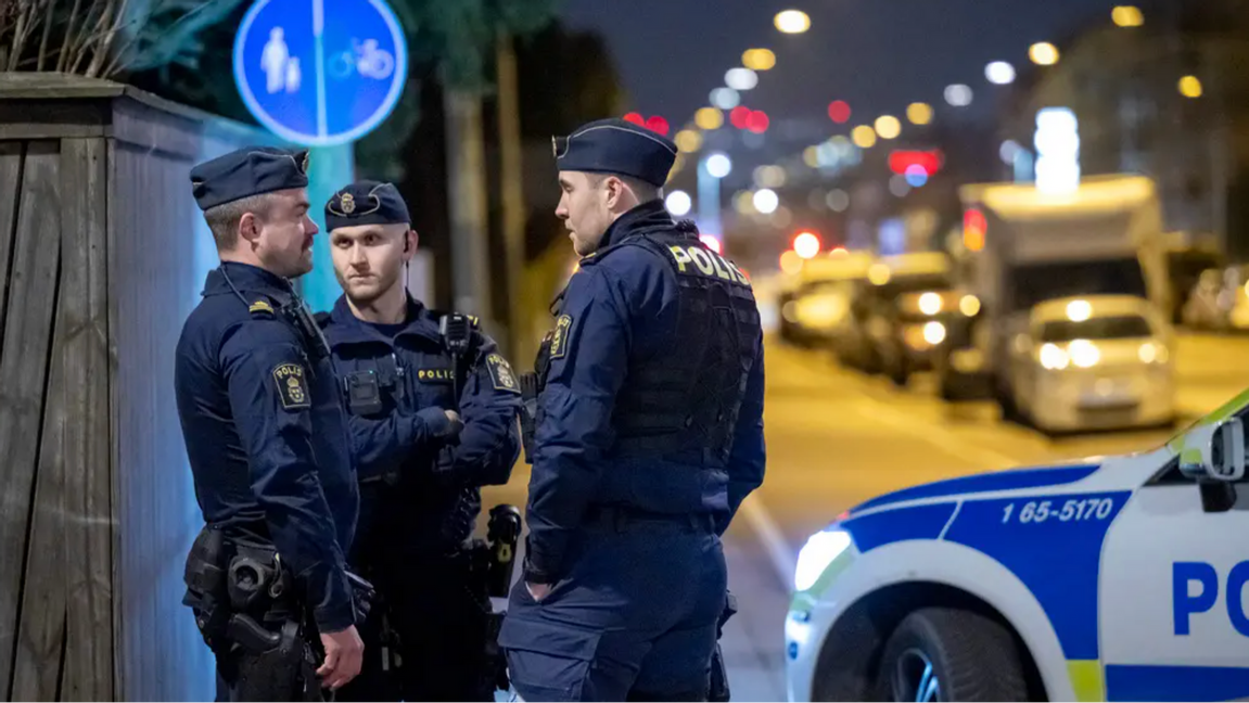 Poliser på plats på Kastanjegatan i Malmö under fredagskvällen där en man i 20-årsåldern anträffades skottskadad. Foto: Johan Nilsson/TT