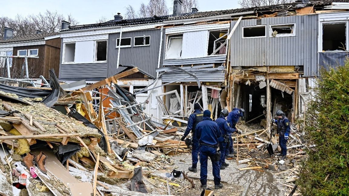 Polisens tekniker jobbar utanför det hus i Hässelby i nordvästra Stockholm där en kraftiga explosion inträffade. Foto: Jonas Ekströmer / TT 
