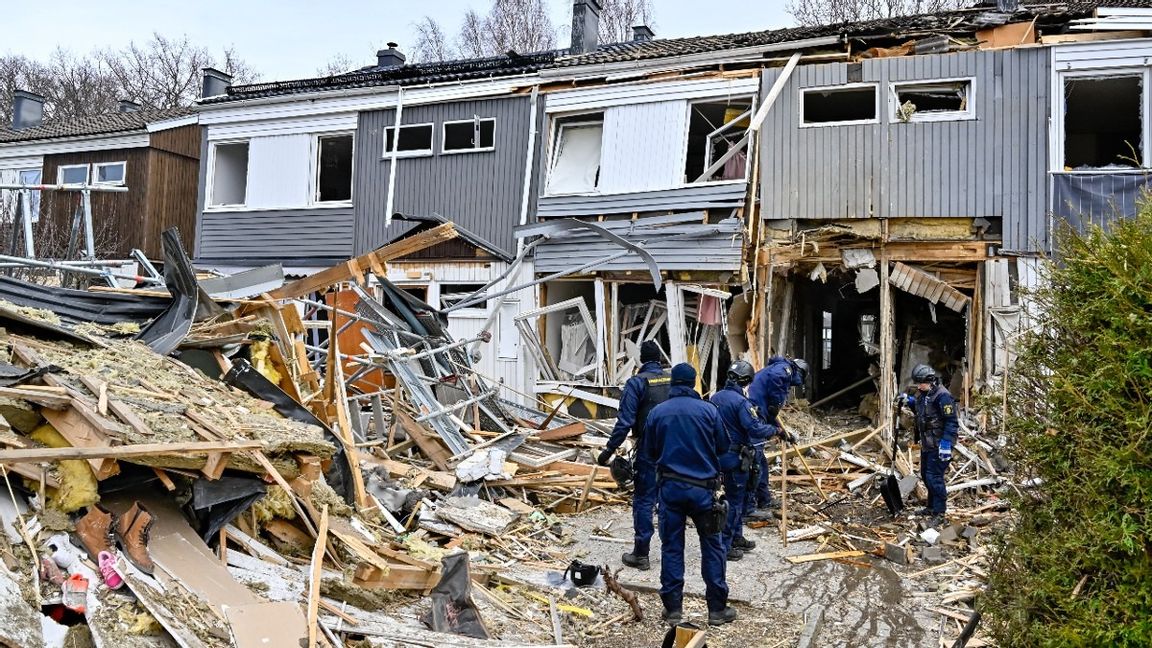Polisens tekniker jobbar utanför det hus i Hässelby i nordvästra Stockholm där en kraftiga explosion inträffade. Foto: Jonas Ekströmer / TT