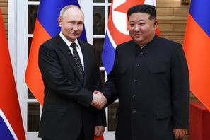 Rysslands president Vladimir Putin då han i juni besökte Nordkorea och skrev under ett partnerskapsavtal med landets diktator Kim Jong-Un. Gavriil Grigorov/Sputnik/pool via AP/TT