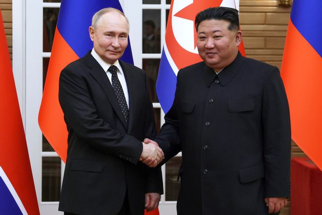 Rysslands president Vladimir Putin då han i juni besökte Nordkorea och skrev under ett partnerskapsavtal med landets diktator Kim Jong-Un. Gavriil Grigorov/Sputnik/pool via AP/TT