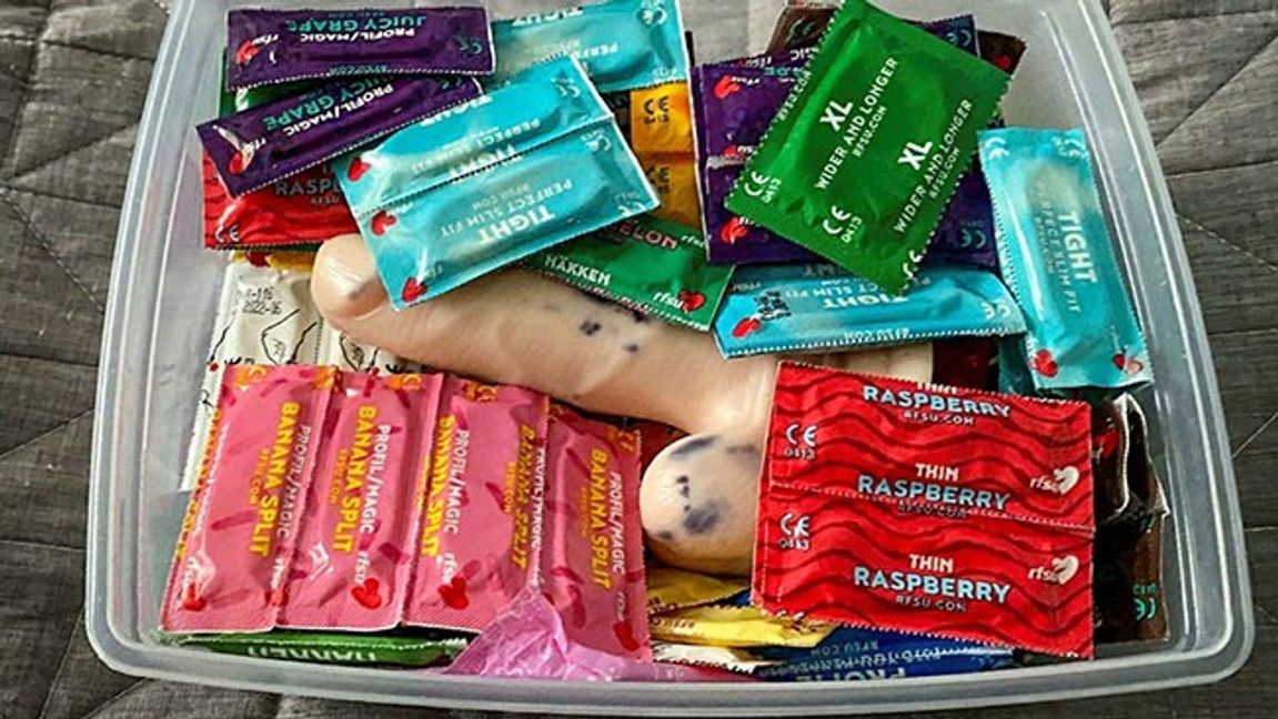 Vid en husrannsakan i skolsköterskans hem påträffade polisen kondomer och en dildo. Bild: Polisen