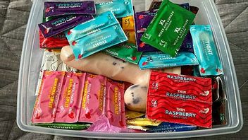 Vid en husrannsakan i skolsköterskans hem påträffade polisen kondomer och en dildo. Bild: Polisen