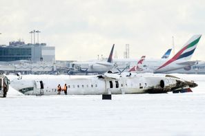 Det plan som fattade eld och landade upp och ner i Toronto hade en hög nedstigningshastighet, enligt en preliminär rapport. Arkivbild. Chris Young/The Canadian Press via AP/TT