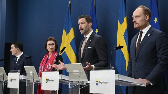 Från vänster: Joar Forssell (L), Gudrun Brunegård (KD), bistånds- och utrikeshandelsminister Johan Forssell och Aron Emilsson (SD). Foto: ANDERS WIKLUND/TT