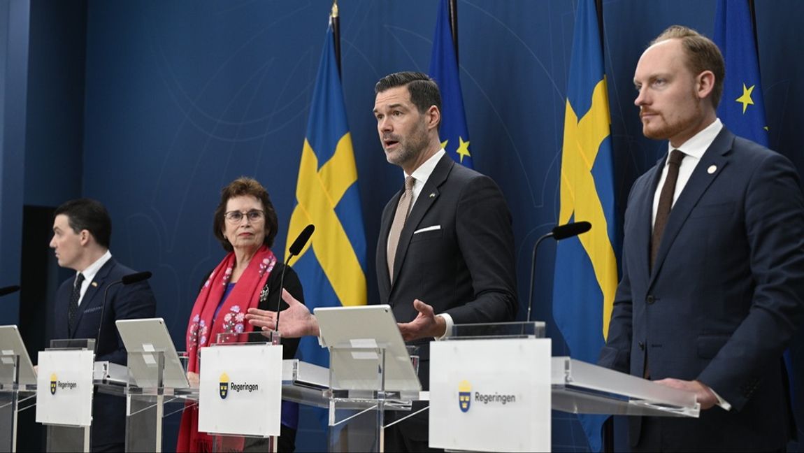 Från vänster: Joar Forssell (L), Gudrun Brunegård (KD), bistånds- och utrikeshandelsminister Johan Forssell och Aron Emilsson (SD). Foto: ANDERS WIKLUND/TT