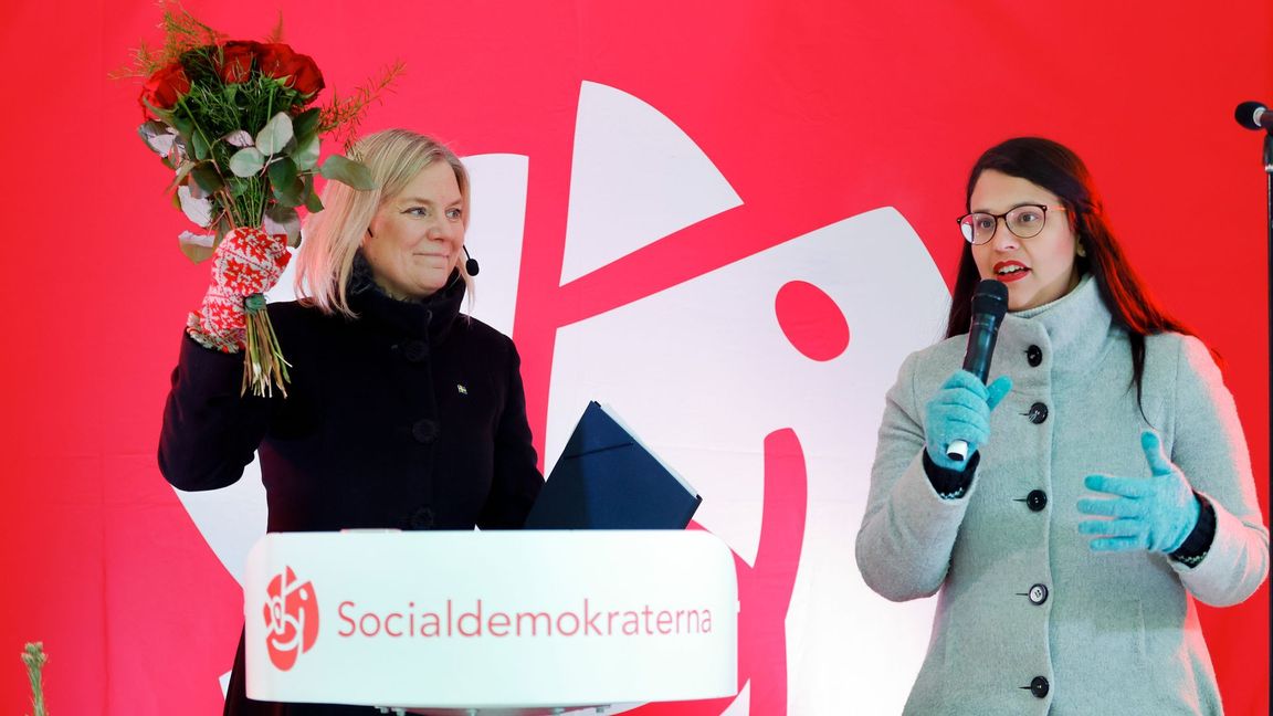 Sara Kukka-Salam (S), till höger, kräver att svenskar ska ha utrikesfödda vänner för att kunna bidra till integration. Foto: Christine Olsson/TT